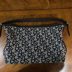 Original Women’s Beautiful DKNY Purse in Great condition!